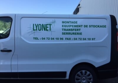 Semi-covering adapté aux formes du véhicule