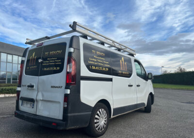 Semi-covering adapté aux formes du véhicule